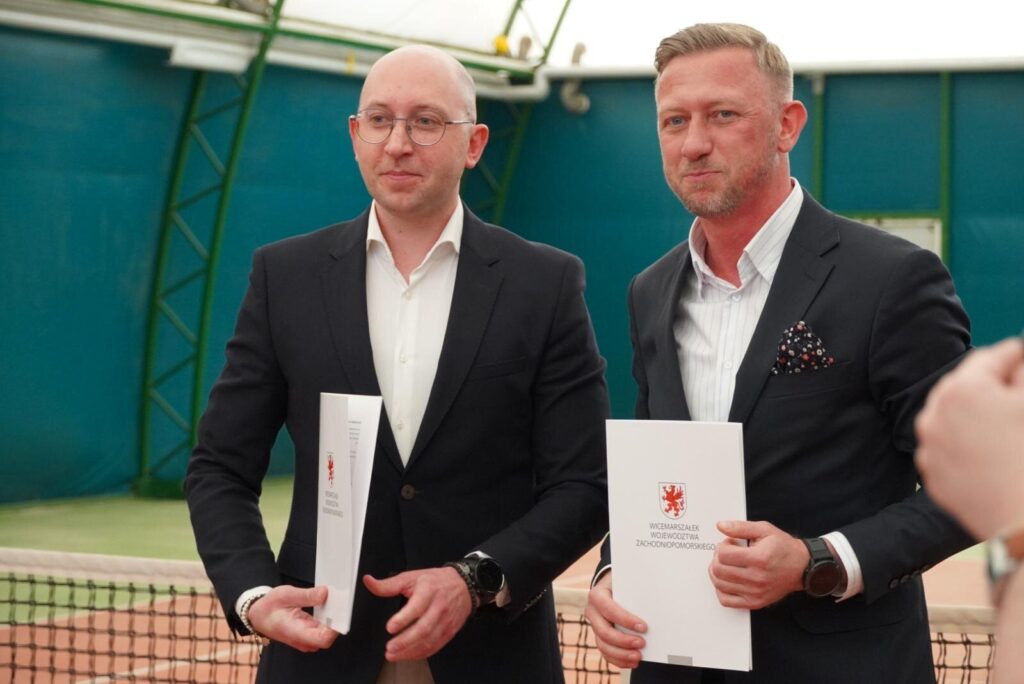 Wicemarszałek Jakub Kowalik z wizytą w Szczecinku. Wsparcie na korty tenisowe i drogę rowerową