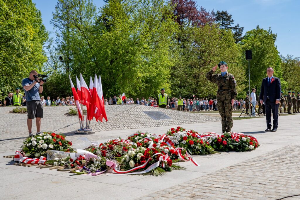 Święto Flagi RP i rocznica uchwalenia Konstytucji Trzeciego Maja. Uroczyste świętowanie na Jasnych Błoniach