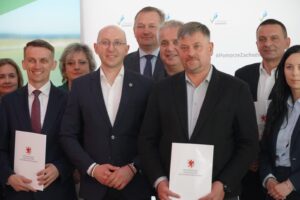 Wsparcie na lepszy dojazd do gruntów rolnych. Podpisano umowy z 10 samorządami