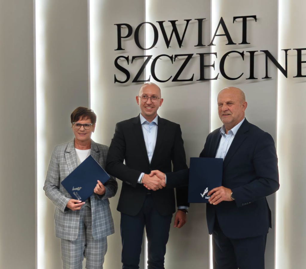 2,8 mln zł na inwestycje w powiecie szczecineckim. Wicemarszałek Jakub Kowalik podpisał umowy