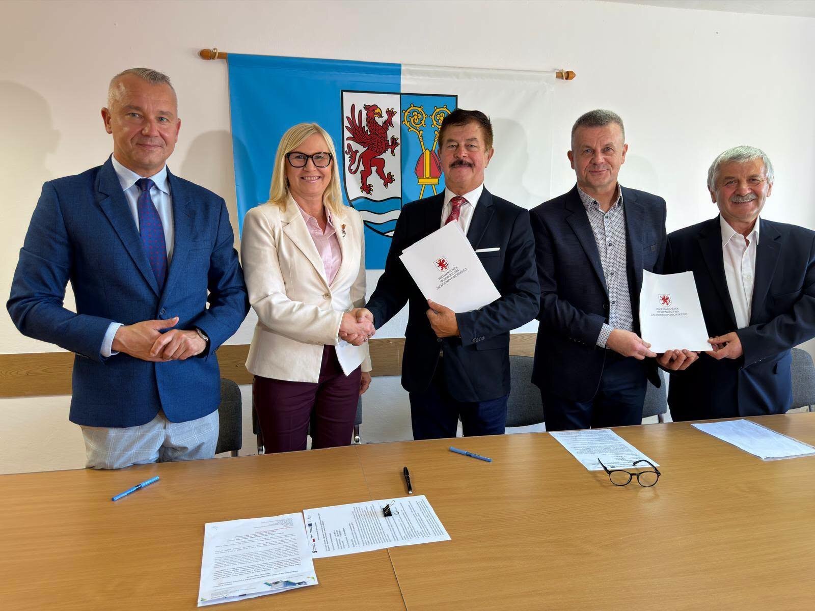 Udogodnienia dla pieszych i rowerzystów przy drodze w powiecie kołobrzeskim. Będzie też wsparcie UE
